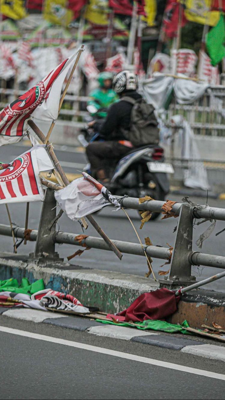 FOTO: Pemandangan Flyover di Jakarta yang Kumuh Dipenuhi Bendera Partai Politik