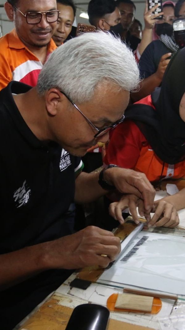 FOTO:  Intip Aksi Ganjar Pranowo Jadi Buruh Pabrik Bulu Mata Palsu saat Kunjungan Safari Politik di Purbalingga