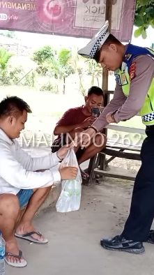 Belum Makan, Bripka Malindo Belikan Nasi Bungkus Buat Sopir Truk yang Sedang Mogok  'Alhamdulillah Orang Baik'