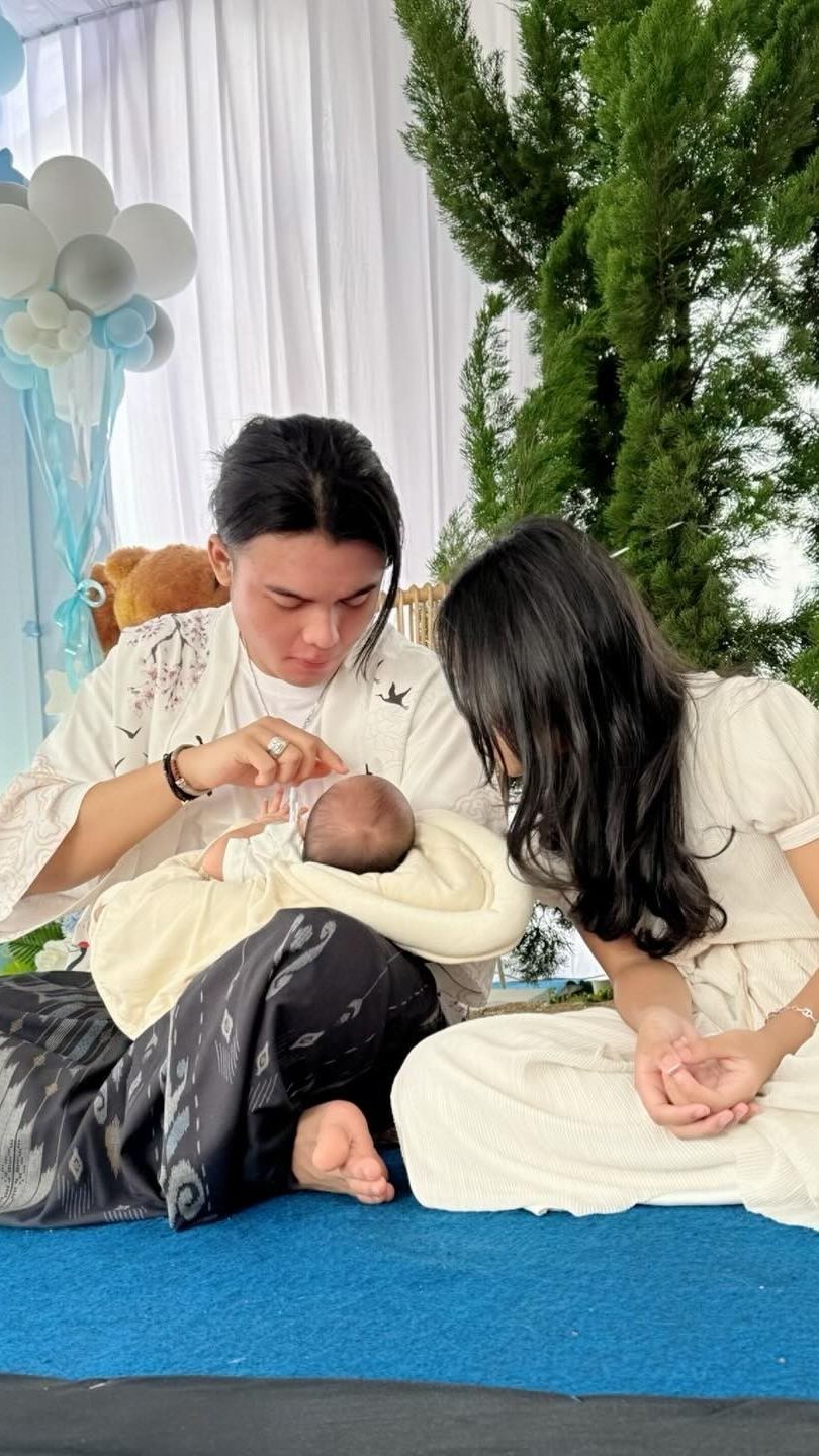 Momen Charly Van Houten saat Gendong Bayi, Netizen Sebut 'Gemesnya Baby Shakti, Jadi Pengen Cium Bapaknya'