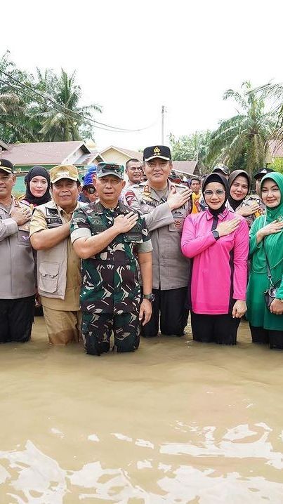 Aksi Jenderal Polisi Bintang 2 Membelah Banjir di Riau, Terjun Langsung Datangi Warga