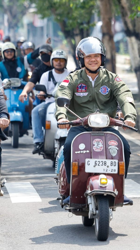 Momen Ganjar Pranowo Geber Vespa Bareng Komunitas Motor Pekalongan