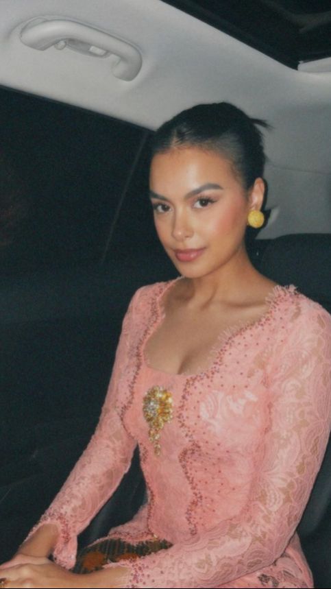 Foto-foto Eva Celia Pakai Kebaya, Saingi Kecantikan Ibunya Sophia Latjuba