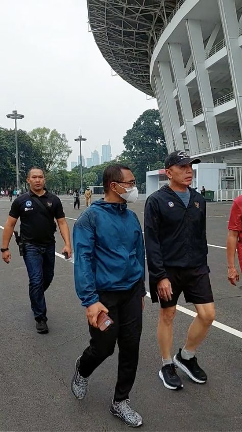 Momen Pensiunan Jenderal Bintang 3 Polri Olahraga di GBK, di Belakangnya Pria Tegap Berpistol Terus Mengikuti