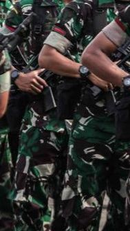 Momen Para TNI Berangkat Tugas Salaman ke Komandan, Satu Prajurit Tak Pakai Baret Malah Peci jadi Sorotan