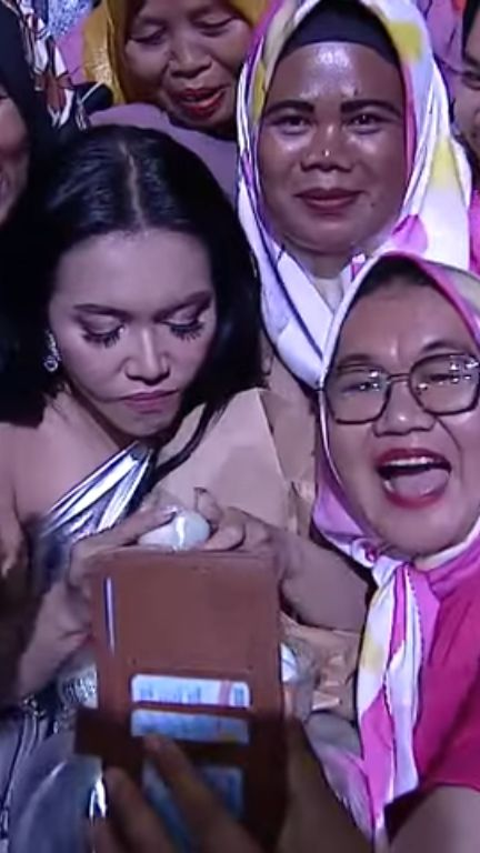 Bikin Heboh Satu Studio, Denada dan Happy Asmara Rebutan Oleh-oleh dari Pendukung Maharani Peserta D'Academy 6