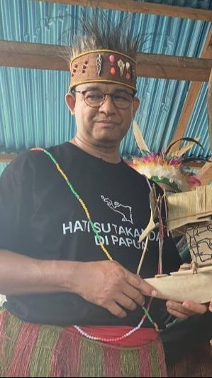 Gemas! Anies Berkali-kali Dihujani Pelukan Anak Papua, Penonton Histeris