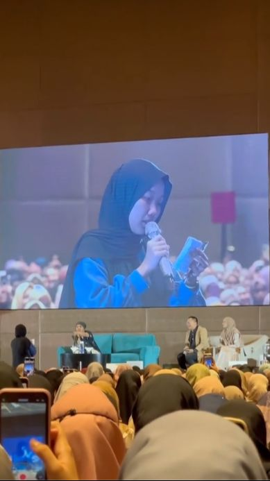 Kajian Rasa Stand Up, Momen Wanita Bertanya pada Ustaz Ini Bikin Ngakak Jemaah Lainnya