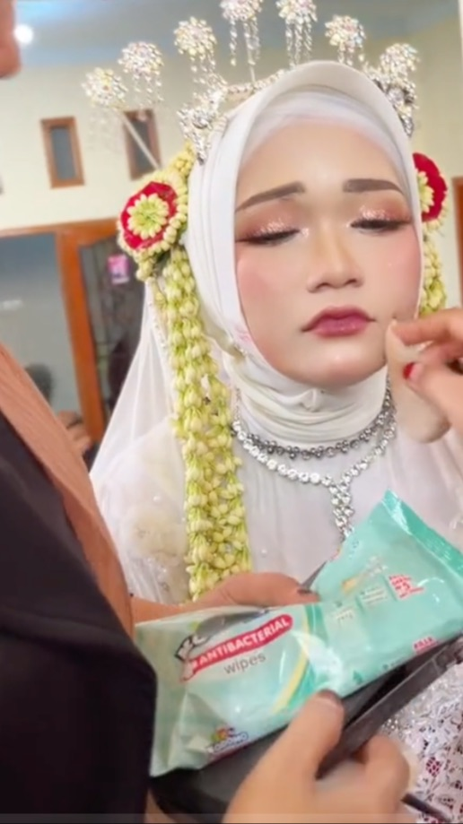 Viral Pengantin Menangis Akibat Ulah Tamu Undangan, Terpaksa Makeup Ulang