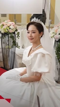 Merasa Dirinya Seperti Gu Jun Pyo-nya Lee Min Ho, Berikut Potret Park Min Young Pakai Wedding Dress di 'MARRY MY HUSBAND'