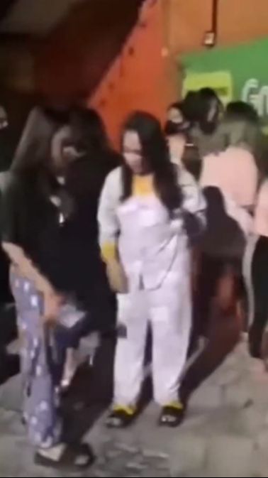 Pakai Baju Tidur, Para Wanita Cantik Berambut Panjang Tabur Bunga & Bakar Lilin di Tempat Karaoke Orange