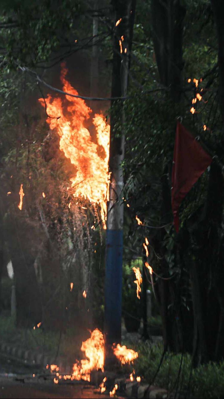 FOTO: Ngeri, Tiang Listrik di Menteng Tiba-Tiba Terbakar Saat Hujan Deras