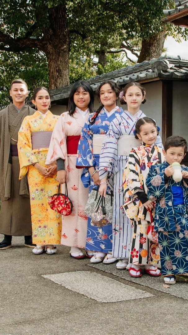 Foto-foto Keluarga Ussy Sulistiawaty dan Andhika Pratama Kompak Pakai Kimono, Penampilan Elea Bikin Salfok