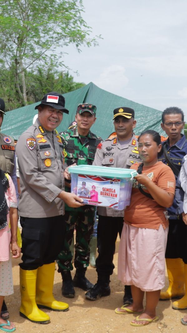 Banjir Inhu Belum Surut dan Warga Terserang Penyakit, Rombongan Kapolres Naik Perahu Beri Bantuan