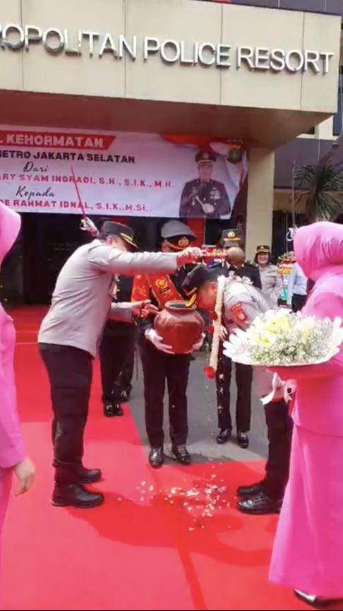 Kombes Polisi Disiram Air Kembang Hingga Basah Kuyup, Sang Istri Usap Punggungnya