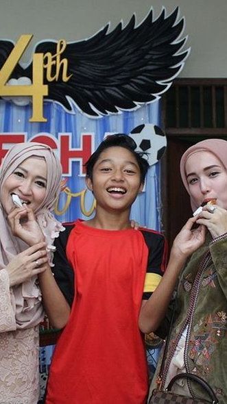 Sudah Berdamai Dengan Masa Lalu, Berikut ini 8 Potret Hangat Okie Agustina dan Adelia Wilhelmina yang Jarang Tersorot