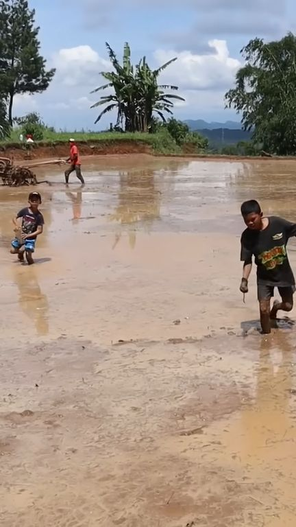 Jauh dari Gadget, Begini Keseruan Anak-anak di Kampung Pasir Gudang Cianjur Isi Waktu Luang