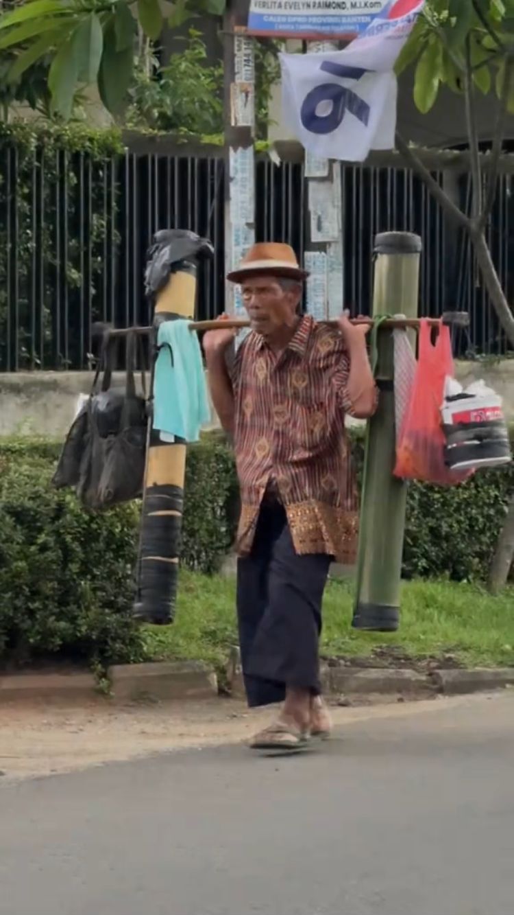 Viral Bapak Penjual Air Aren Ini Tetap Semangat Berjualan Meski Pundaknya Sakit, Aksi Security Banjir Pujian