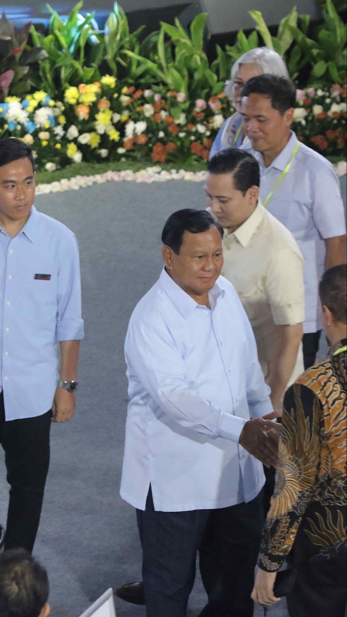 VIDEO: Prabowo Akrab Duluan Ajak Anies Baswedan Salaman, Tawa Bersama Ganjar Pranowo