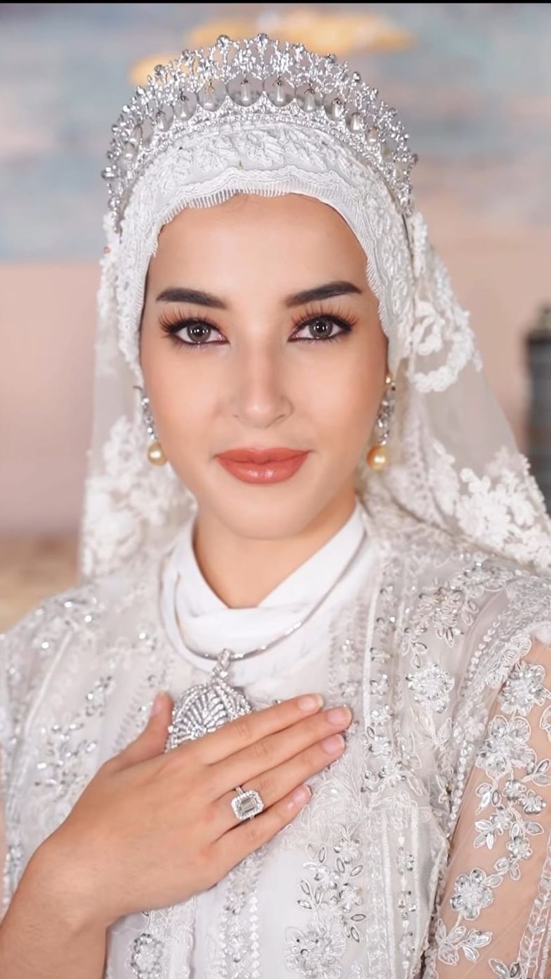 10 Potret Tasya Farasya Recreate Dandanan Anisha Rosnah Istri Pangeran Brunei Abdul Mateen saat Hari Pernikahan, Mirip Banget!