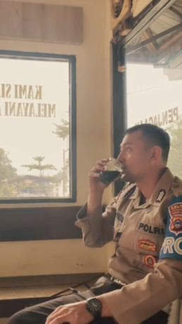 Di Markas Gahar Jadi Polisinya Polisi, Anggota Provos ini di Rumah Jadi Suami Idaman Beres-beres saat Istri Kerja