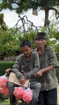 Bikin Nangis, Kisah Pilu Kakek 80 Tahun Andalkan Jualan Kerupuk Demi Sambung Hidup Bareng Anak ODGJ