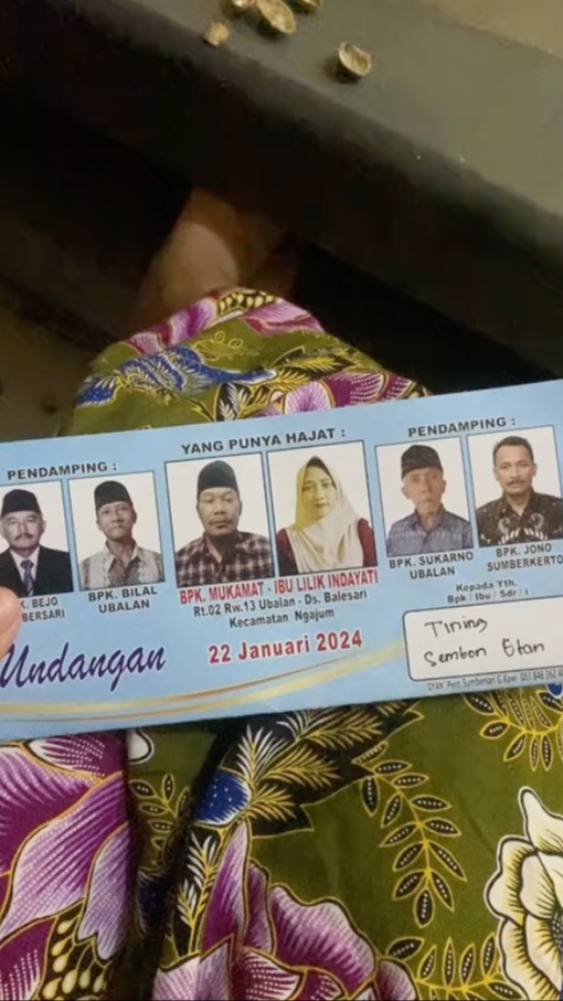 Viral Penampakan Undangan Hajatan yang Unik, Dipenuhi Foto Keluarga