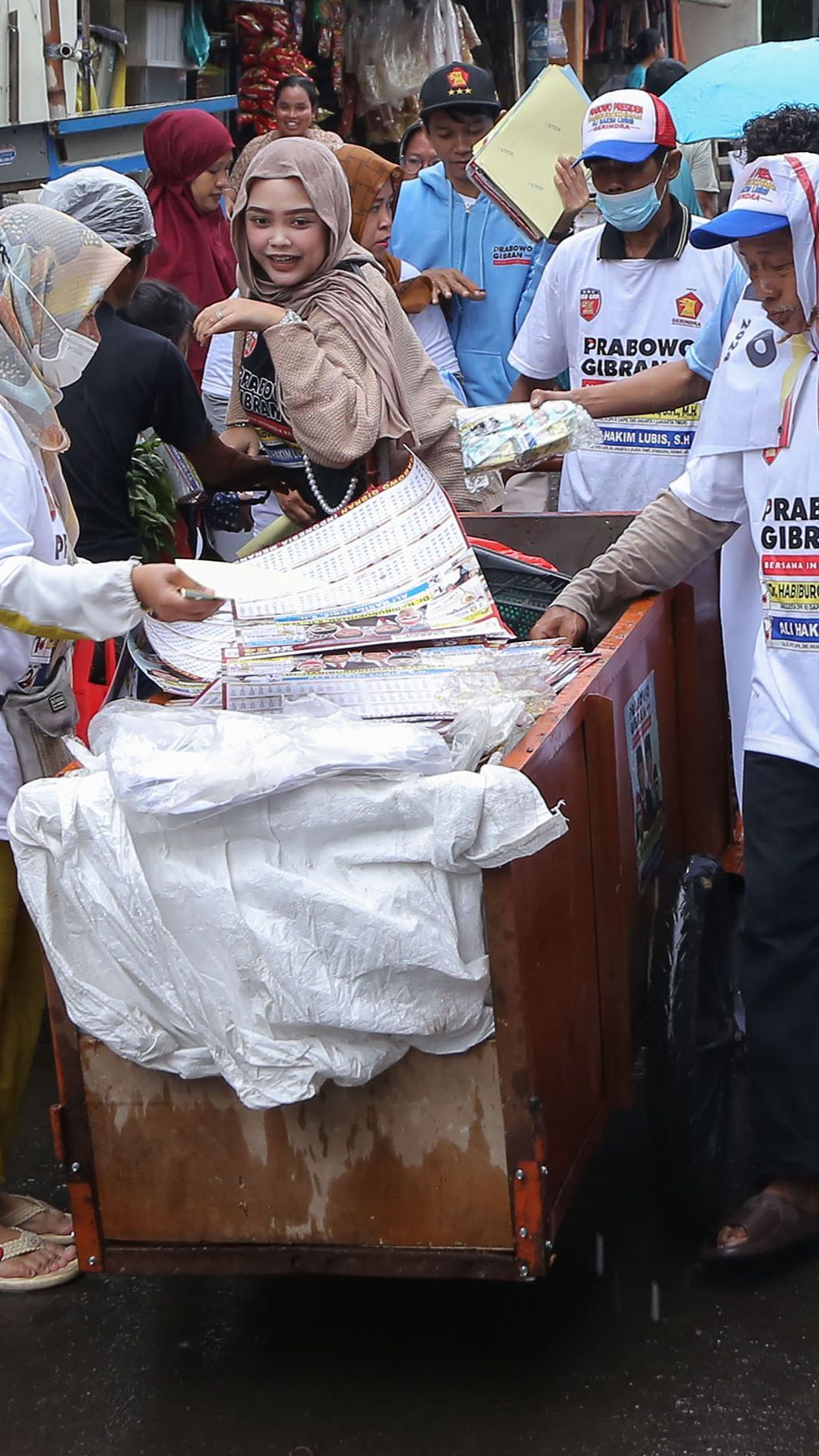 FOTO: Pilpres Makin Dekat, Relawan Prabowo-Gibran Gencarkan Kampanye Makan dan Susu Gratis ke Warga