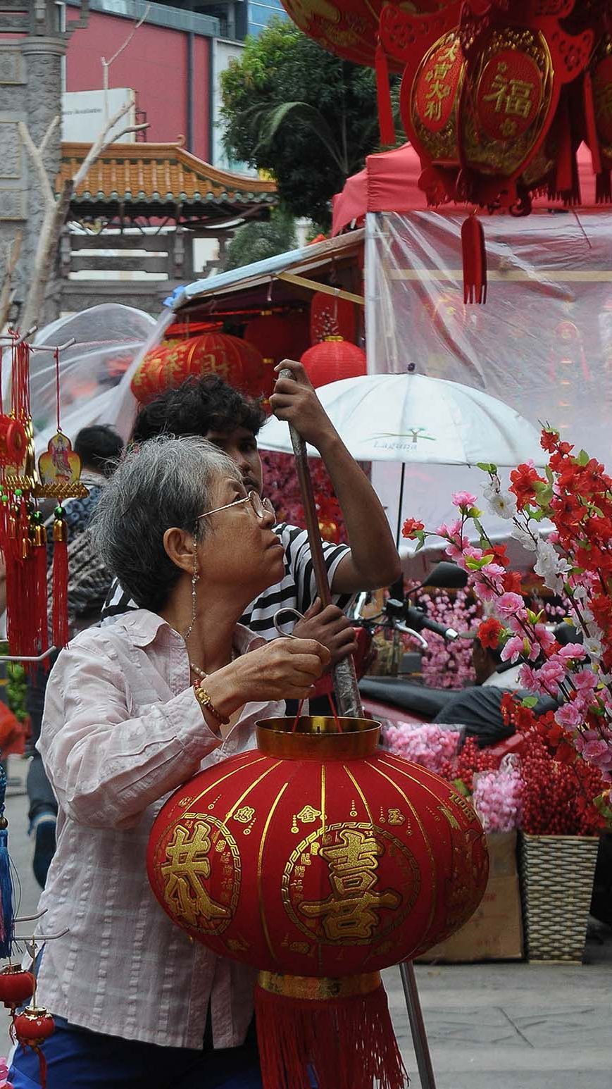 FOTO: Penjual Pernak-pernik Imlek Mulai Menjamur di Kawasan Glodok