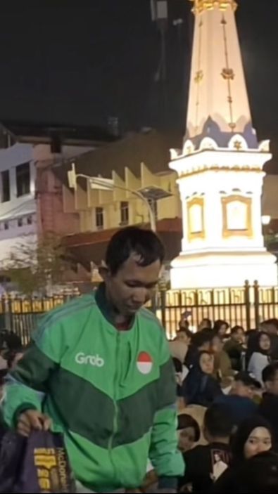 Viral Momen Ojek Online Antar Pesanan Makanan Klien yang Rayakan Tahun Baru di Tugu Jogja, Tuai Sorotan