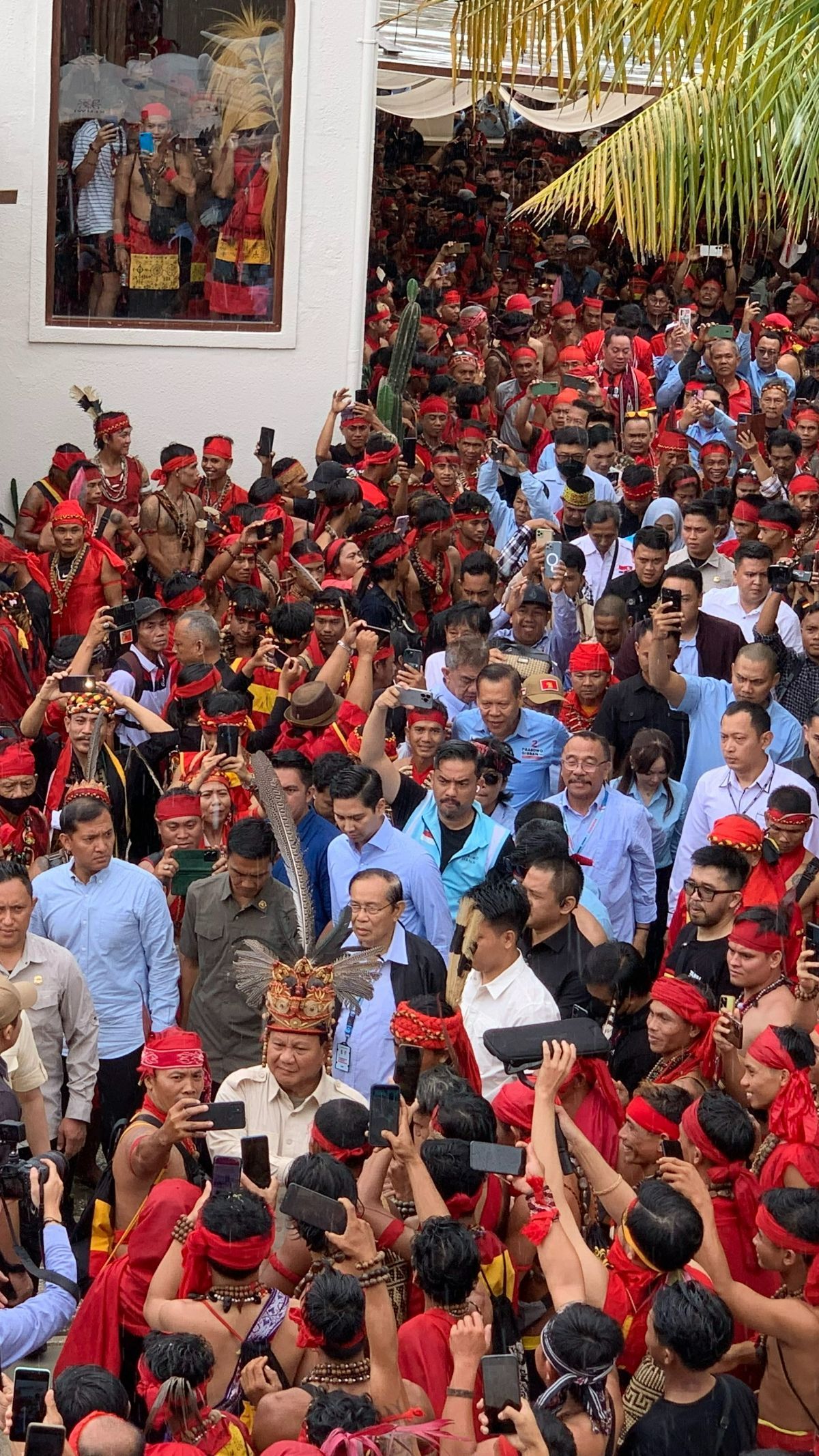 Hujan-Hujanan, Prabowo Kampanye di Pontianak Disambut Meriah Pasukan Merah Dayak