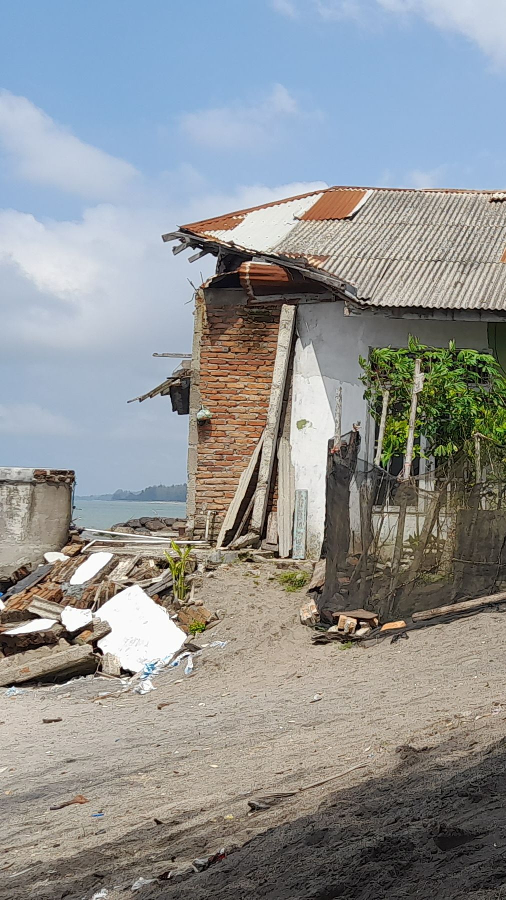 Duka Warga Pesisir Padang Pariaman, Rumahnya Hancur Dihantam Abrasi Bertahun-Tahun