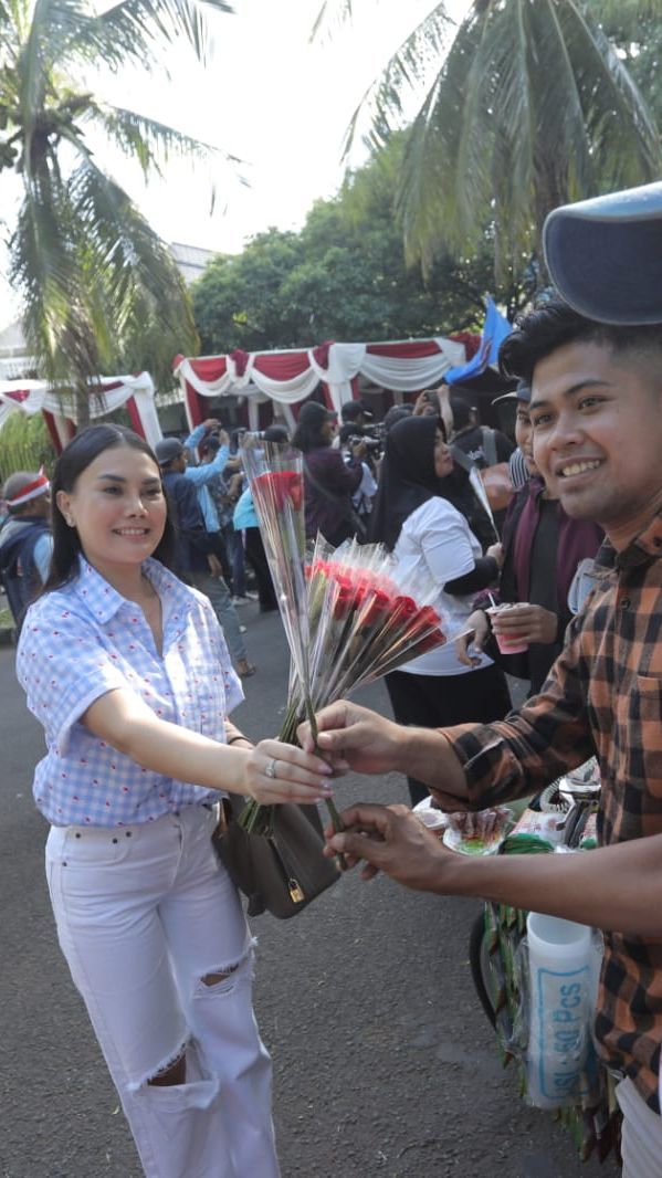 FOTO: Semarak Relawan Gen Z Gelar Pawai Gemoy Saat Deklarasi Dukung Prabowo-Gibran