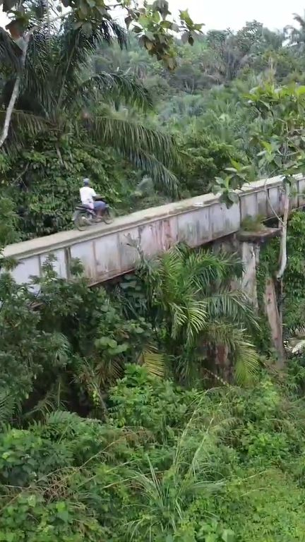 Jembatan di Simalungun Ini Disebut Jadi Salah Satu Terekstrem di Indonesia, di Baliknya Ada Pemandangan yang Indah Banget