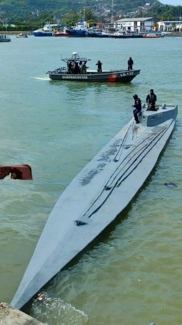 FOTO: Penampakan Kapal Semi Selam Bermuatan 3,2 Ton Narkoba yang Diamankan Angkatan Bersenjata Ekuador