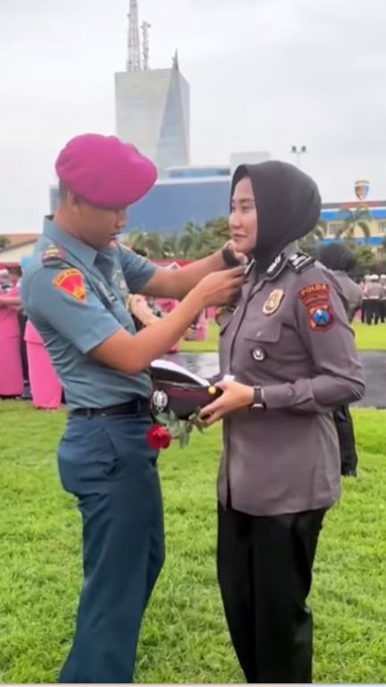 Perwira Marinir Bawa Mawar Merah di Kenaikan Pangkat Istrinya, Sang Polwan Cium Bunga Momennya Romantis jadi Sorotan