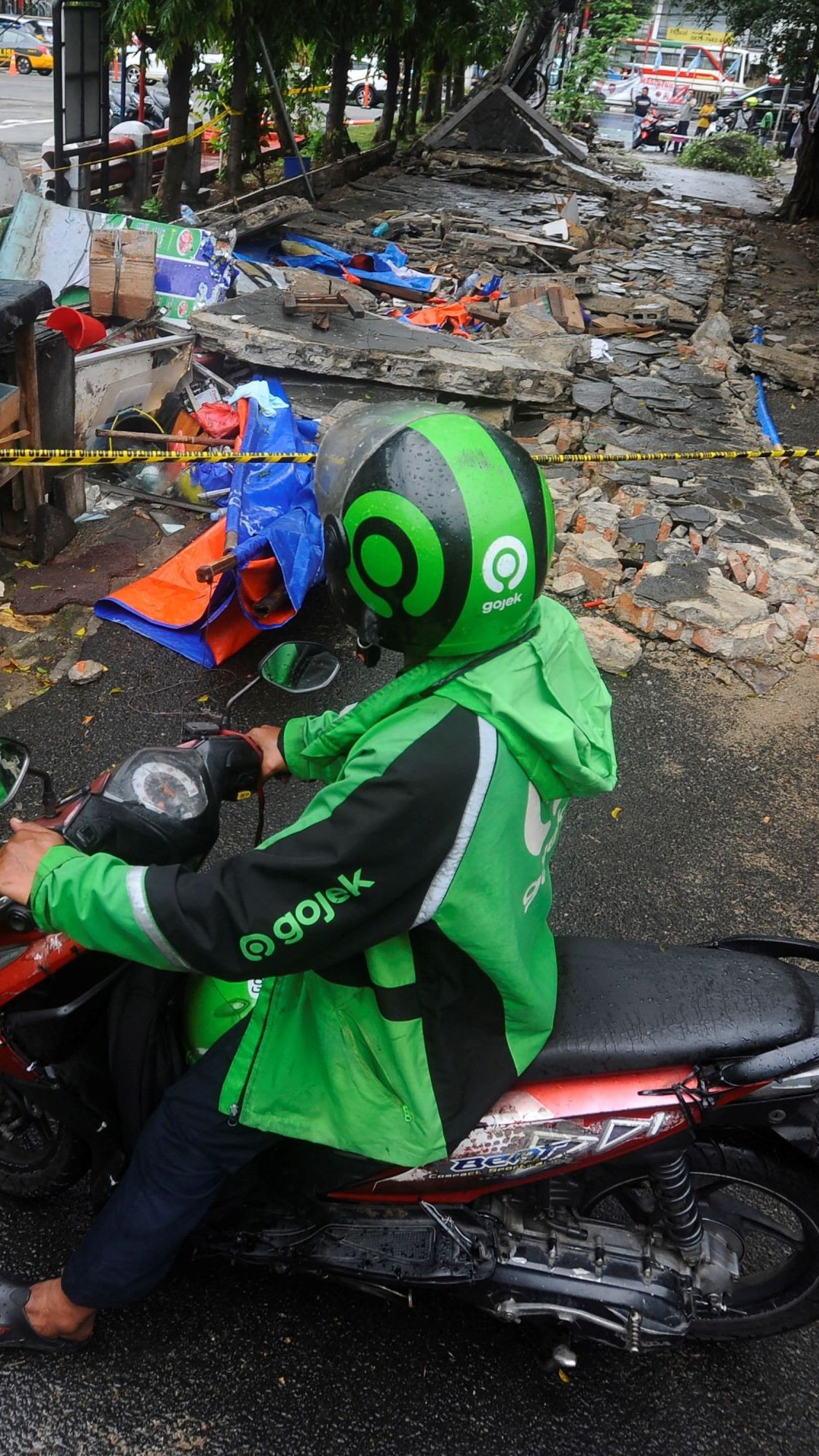 FOTO: Penampakan Tembok Roboh yang Menewaskan Tiga Orang di Tebet