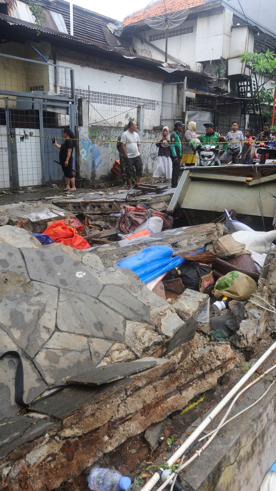 Bapak, Ibu dan Anak Tewas Tertimpa tembok SPBU di Tebet saat Jualan