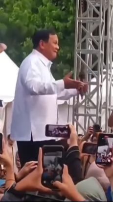 VIDEO: Uluran Tangan Prabowo Disambut Anies, Ganjar Ajak Capres-Cawapres Foto Bareng