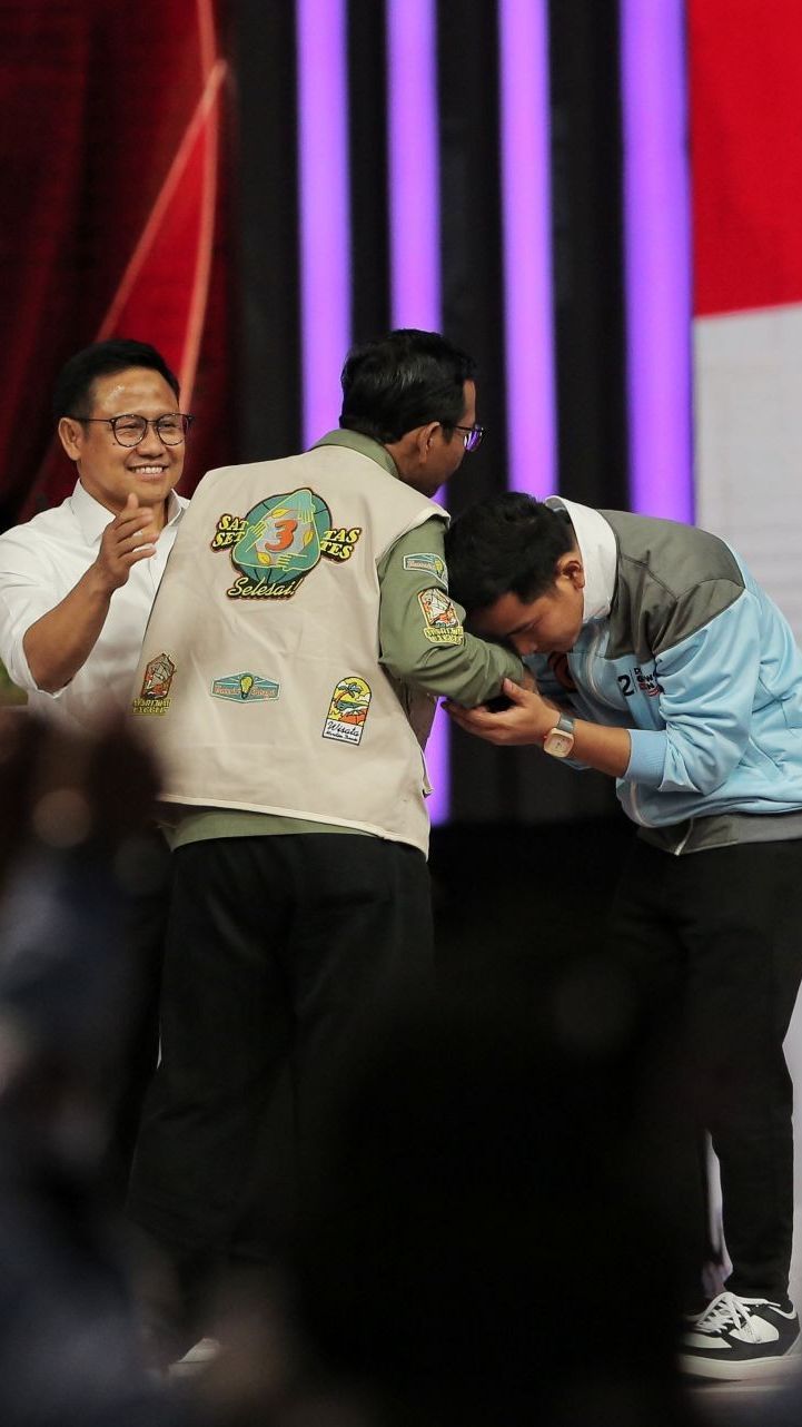 FOTO: Keakraban Capres dan Cawapres Saling Salaman dan Pelukan Usai Membara di Debat Keempat Pilpres 2024