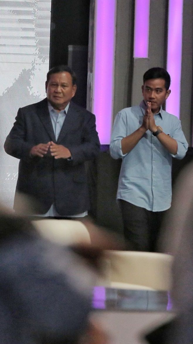 VIDEO: Prabowo Akrab Duluan Ajak Anies Baswedan Salaman, Tawa Bersama Ganjar Pranowo