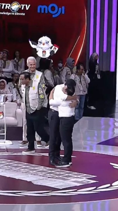 Peluk Erat Cak Imin di Debat Cawapres, Anies: Bangga, Kita Kan Brother