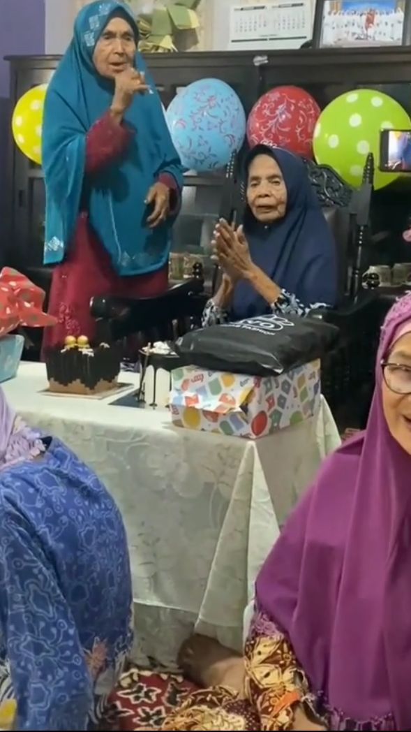 Viral Seorang Nenek Minta Ulang Tahunnya Dirayakan, Intip Momennya