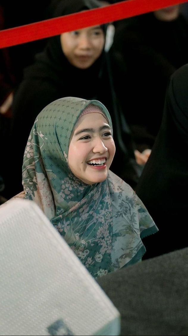 Baru Saja Selesai Umrah, Berikut ini 8 Potret Menawan Febby Rastanty Ketika Mengenakan Hijab