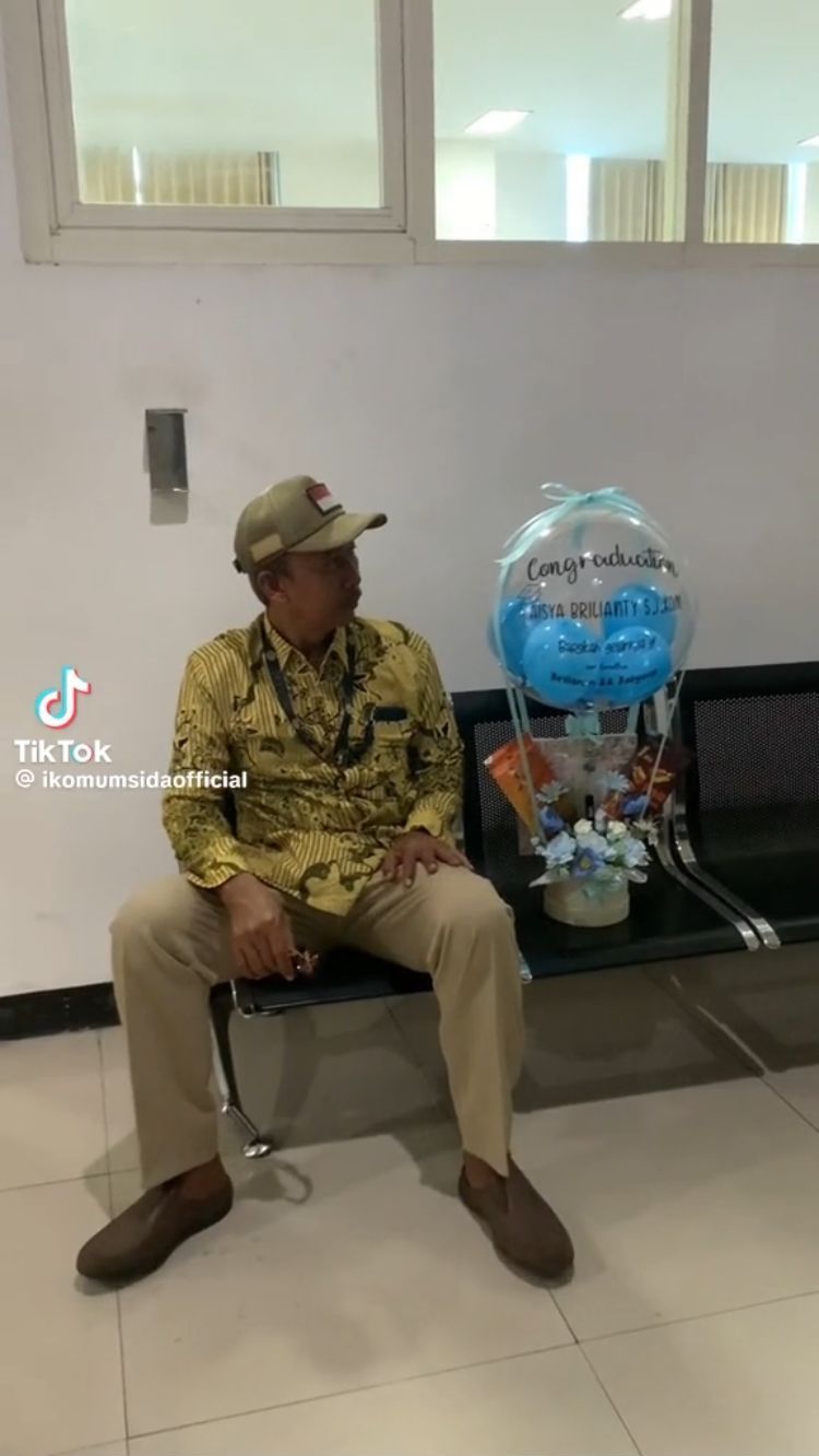 Viral Mahasiswi Sidang Skripsi Ditemani Sang Ayah, Bikin Warganet Iri