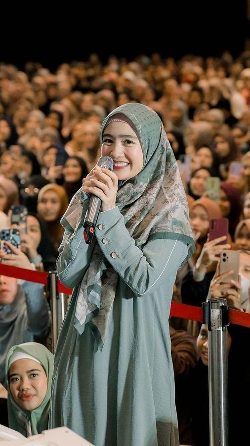 10 Potret Cantik Febby Rastanty Tampil Berhijab saat Hadiri Acara Kajian, Penampilannya Bikin Adem