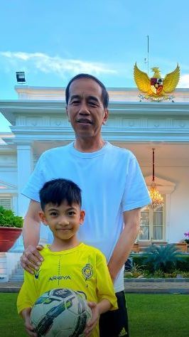 Berjersey Ronaldo, Momen Gocekan Jan Ethes Bikin 'Gawang' Jokowi Bobol