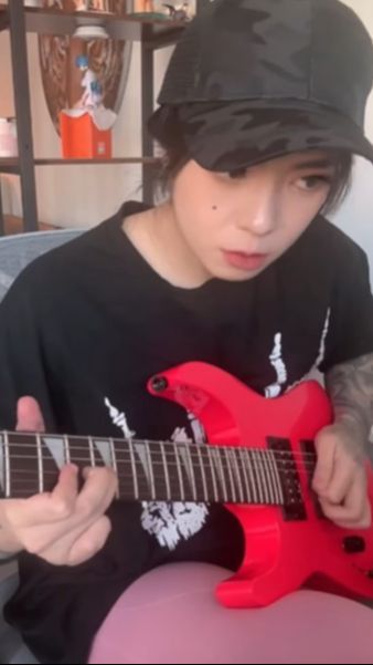 5 Musisi Cantik Tanah Air yang Berkarir sebagai Gitaris dan Bassist