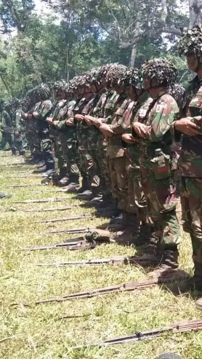 Berseragam Loreng dan Helm Tempur, Momen Para Siswa TNI AL Salat Khusyu di Tengah Hutan