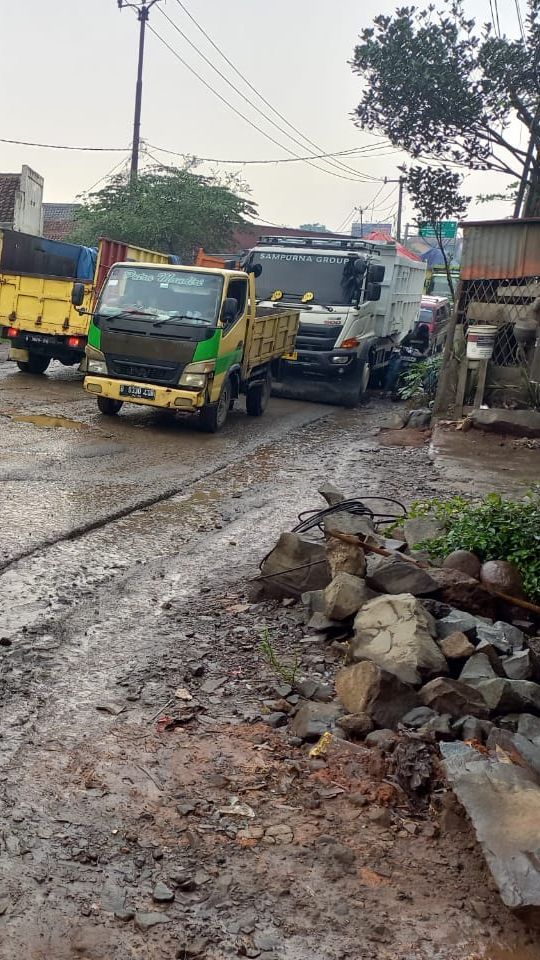 VIDEO: Tangis Kaum Wanita Parung Panjang, Curhat Anak Putus Sekolah jadi Kenek Truk Tambang